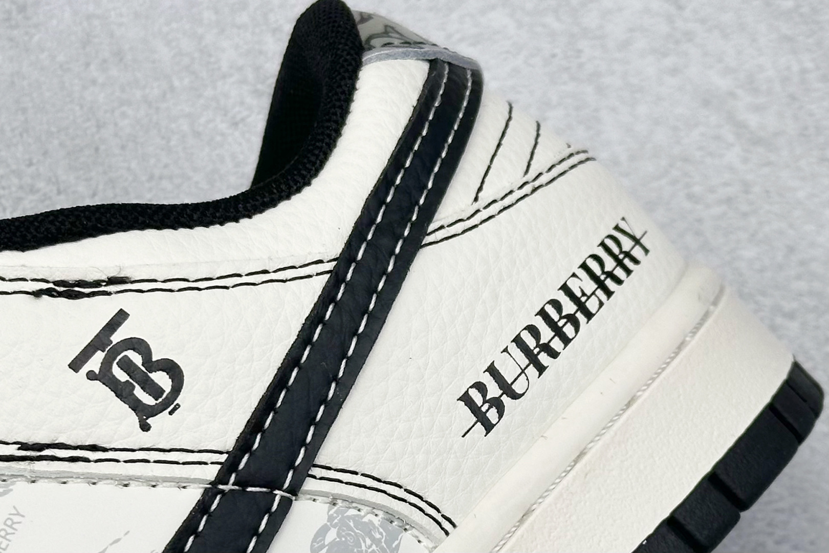 Nike SB Dunk Low x BURBERRY 白黑小勾 HS8068-030