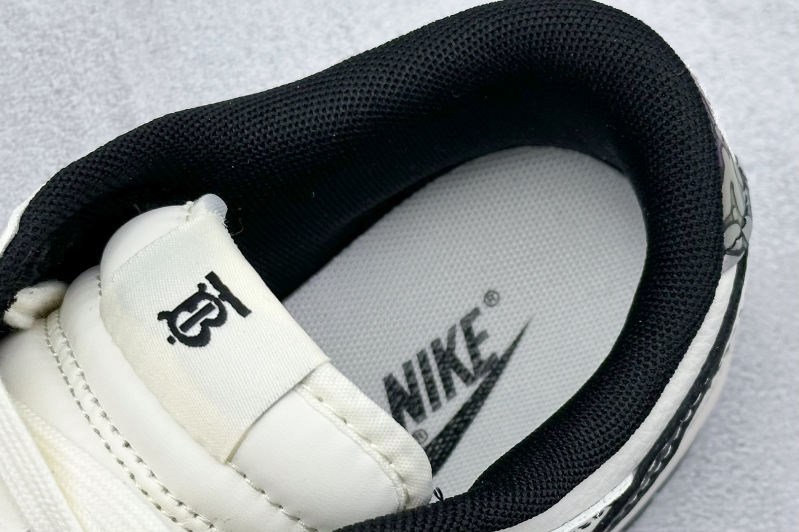 Nike SB Dunk Low x BURBERRY 白黑小勾 HS8068-030