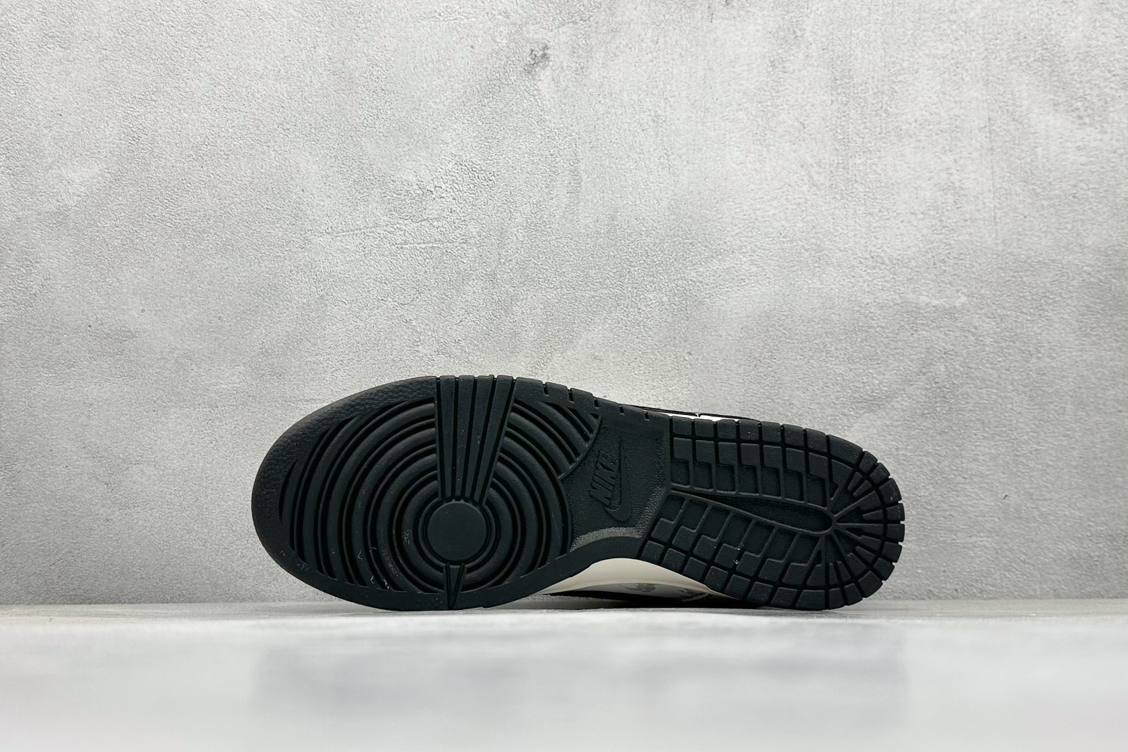 Nike SB Dunk Low x BURBERRY 白黑小勾 HS8068-030