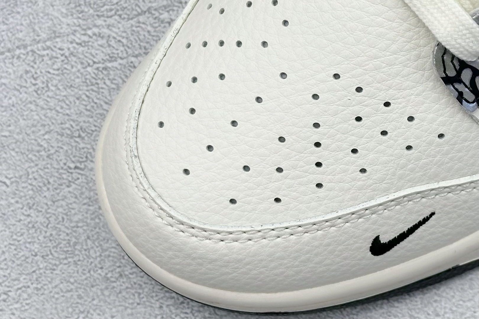 Nike SB Dunk Low x BURBERRY 白黑小勾 HS8068-030