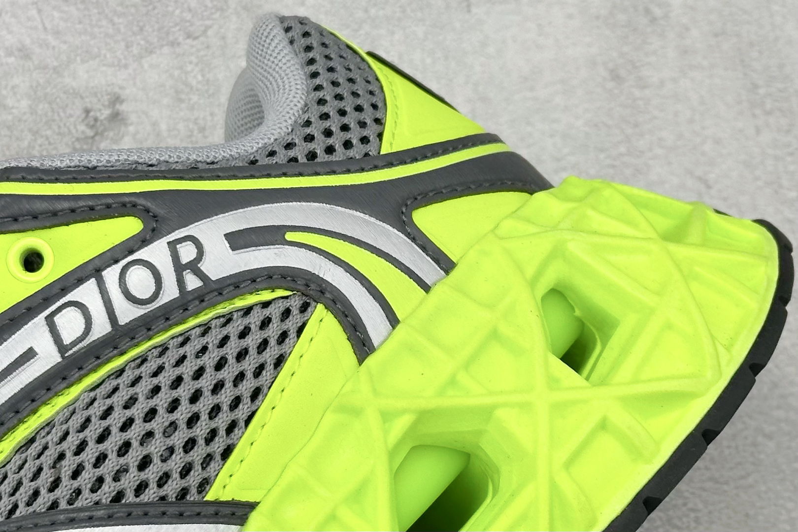 DIOR迪奥 B35 圆头系带 采用轻盈的橡胶精心制作 饰以曲纹藤格纹 Cosmo图案