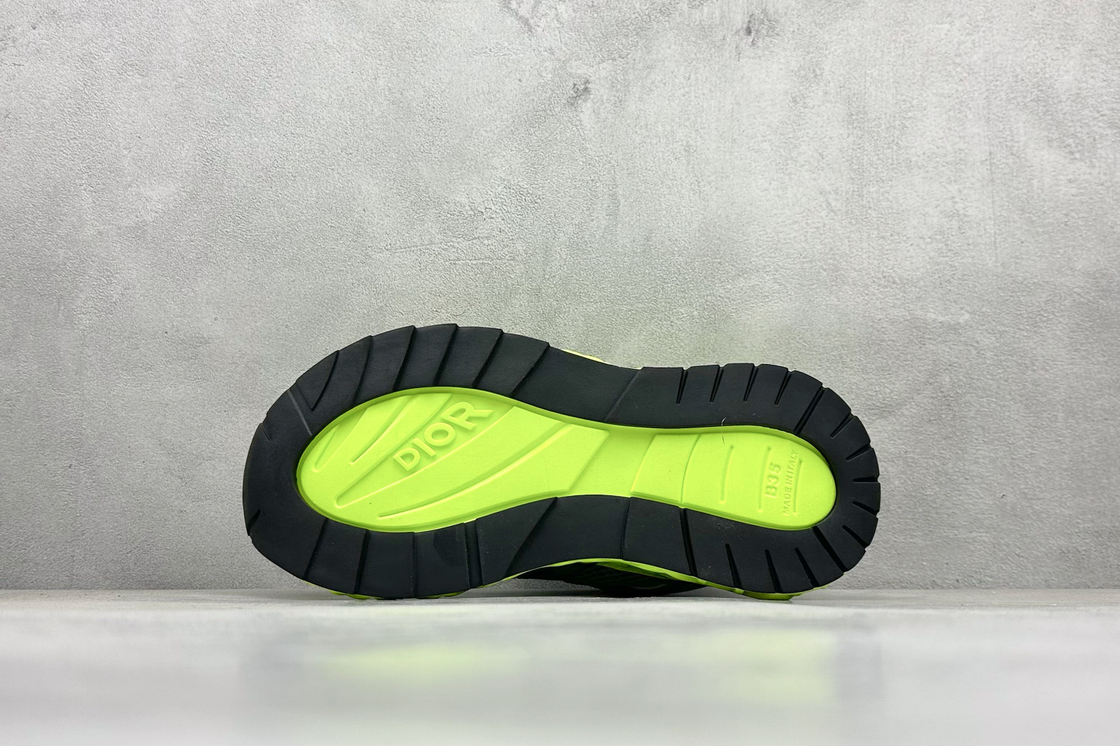 DIOR迪奥 B35 圆头系带 采用轻盈的橡胶精心制作 饰以曲纹藤格纹 Cosmo图案