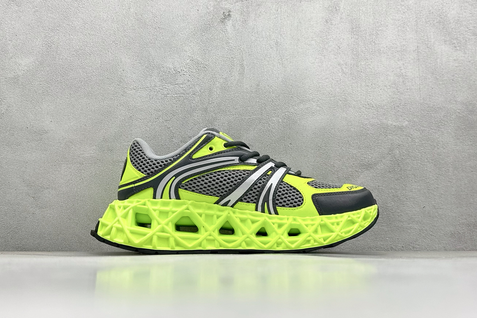 DIOR迪奥 B35 圆头系带 采用轻盈的橡胶精心制作 饰以曲纹藤格纹 Cosmo图案