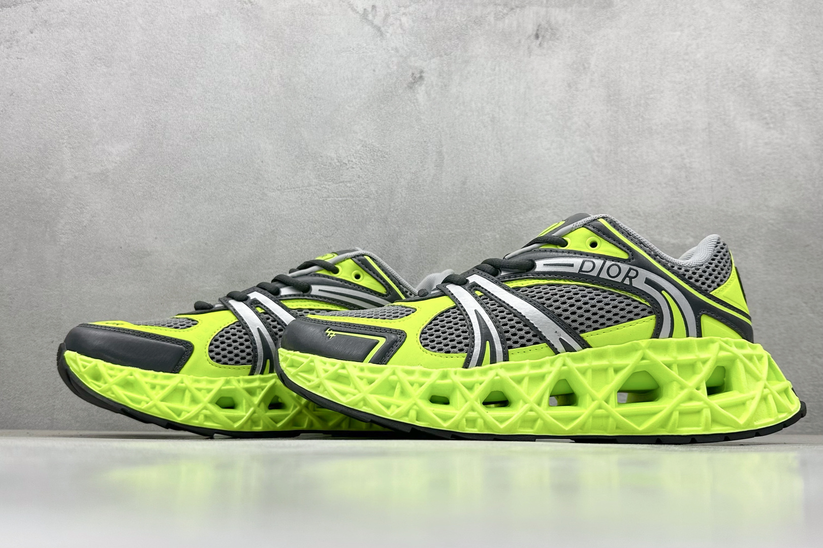 DIOR迪奥 B35 圆头系带 采用轻盈的橡胶精心制作 饰以曲纹藤格纹 Cosmo图案