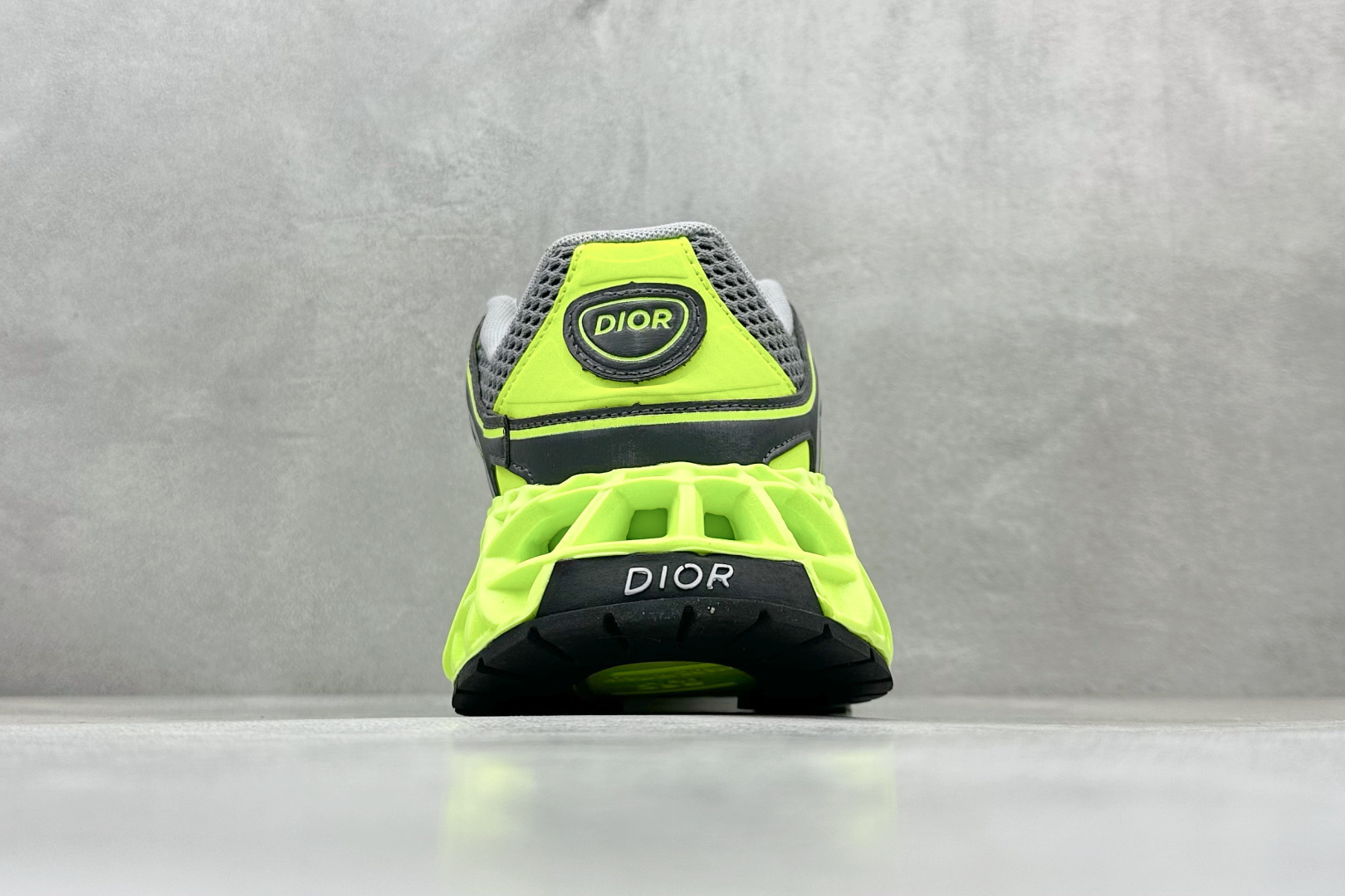 DIOR迪奥 B35 圆头系带 采用轻盈的橡胶精心制作 饰以曲纹藤格纹 Cosmo图案