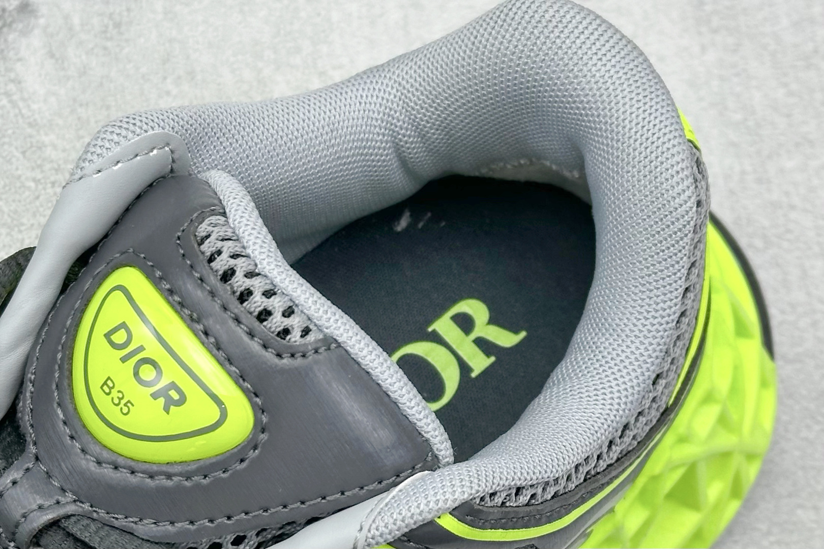 DIOR迪奥 B35 圆头系带 采用轻盈的橡胶精心制作 饰以曲纹藤格纹 Cosmo图案