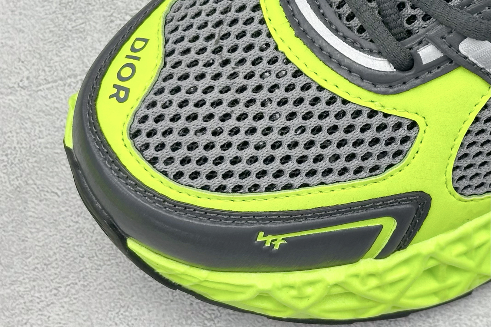 DIOR迪奥 B35 圆头系带 采用轻盈的橡胶精心制作 饰以曲纹藤格纹 Cosmo图案