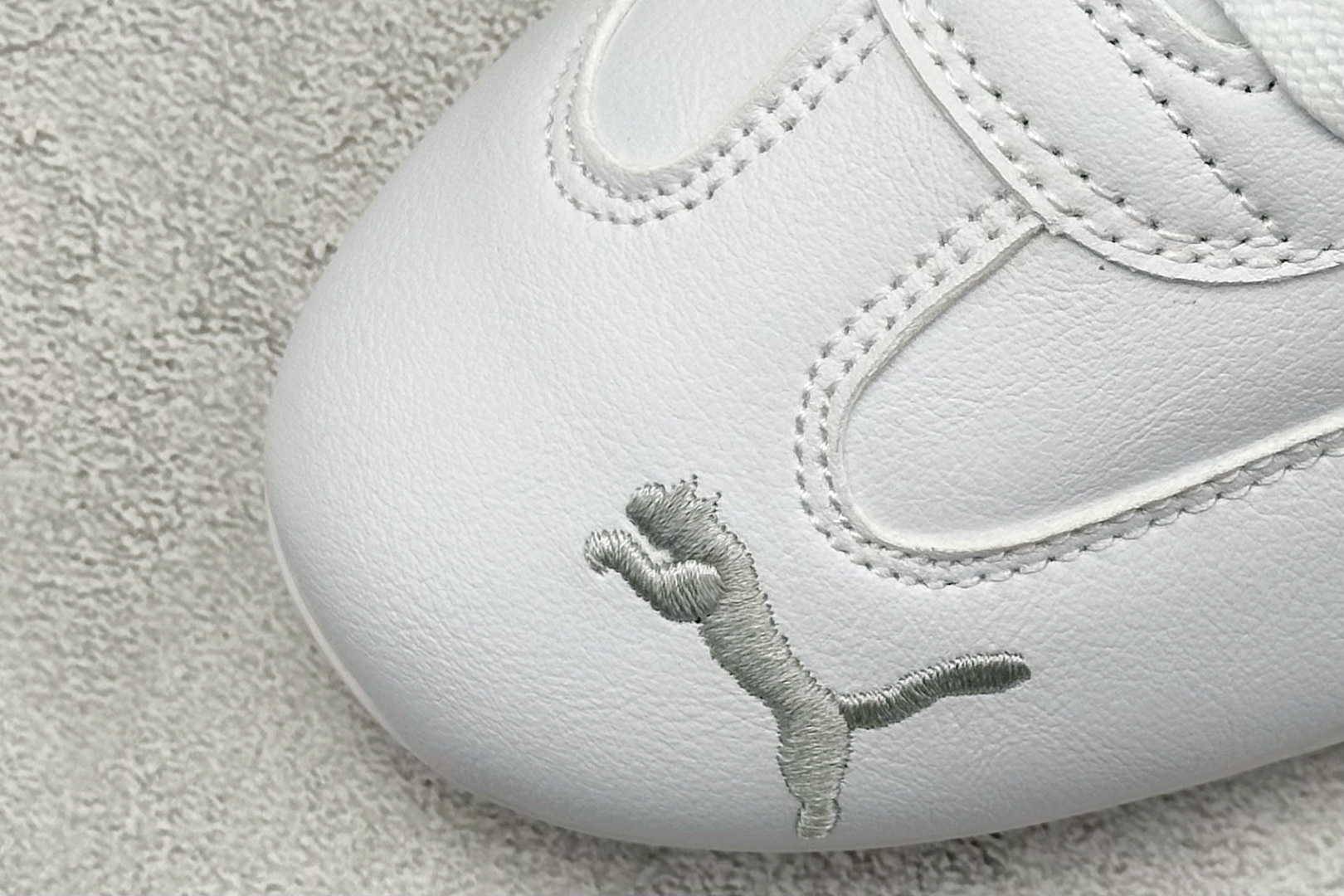 💰160  高性价比版本
【PUM】Puma Speedcet OG  彪马低帮复古运动休闲赛车跑鞋 
以趣味十足又前卫复古的设计引领潮流，将赛道精神融入街头时尚，开启前卫竞速之旅。融入经典配色，主打前卫复古风。鞋款的鞋侧以复古的流线造型，缀以经典Logo，巧妙吸睛；麂皮+网眼融合舒适鞋面，赋予了独特的个性美学，演绎赛车的无尽能量。 

货号：398846-01
编码：24