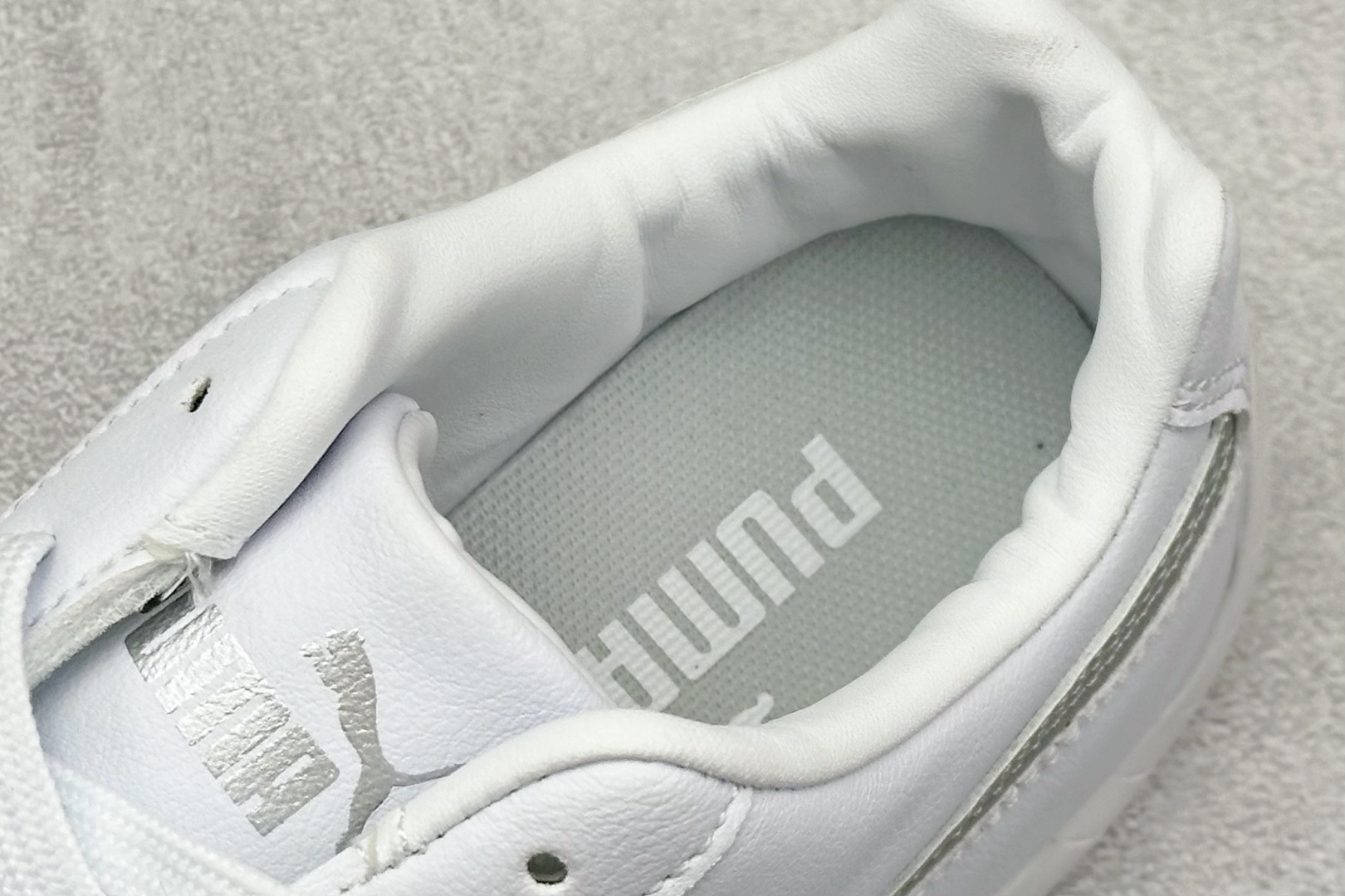 💰160  高性价比版本
【PUM】Puma Speedcet OG  彪马低帮复古运动休闲赛车跑鞋 
以趣味十足又前卫复古的设计引领潮流，将赛道精神融入街头时尚，开启前卫竞速之旅。融入经典配色，主打前卫复古风。鞋款的鞋侧以复古的流线造型，缀以经典Logo，巧妙吸睛；麂皮+网眼融合舒适鞋面，赋予了独特的个性美学，演绎赛车的无尽能量。 

货号：398846-01
编码：24