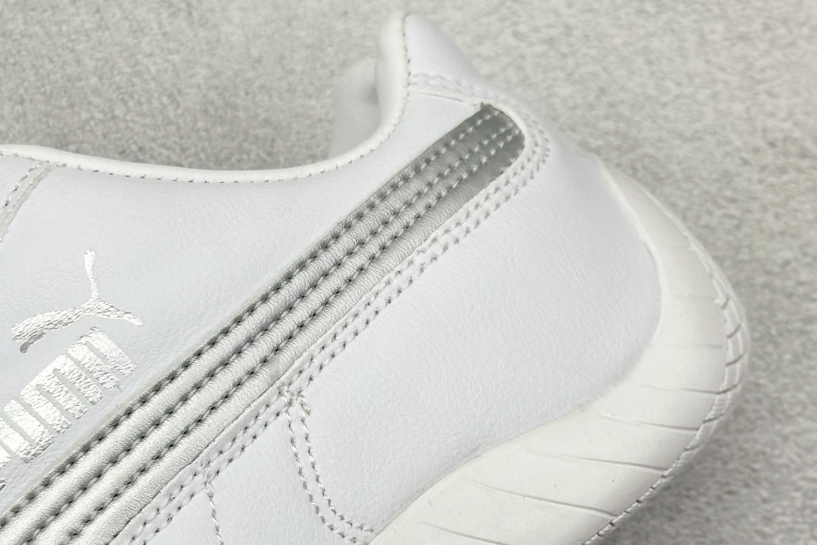 💰160  高性价比版本
【PUM】Puma Speedcet OG  彪马低帮复古运动休闲赛车跑鞋 
以趣味十足又前卫复古的设计引领潮流，将赛道精神融入街头时尚，开启前卫竞速之旅。融入经典配色，主打前卫复古风。鞋款的鞋侧以复古的流线造型，缀以经典Logo，巧妙吸睛；麂皮+网眼融合舒适鞋面，赋予了独特的个性美学，演绎赛车的无尽能量。 

货号：398846-01
编码：24