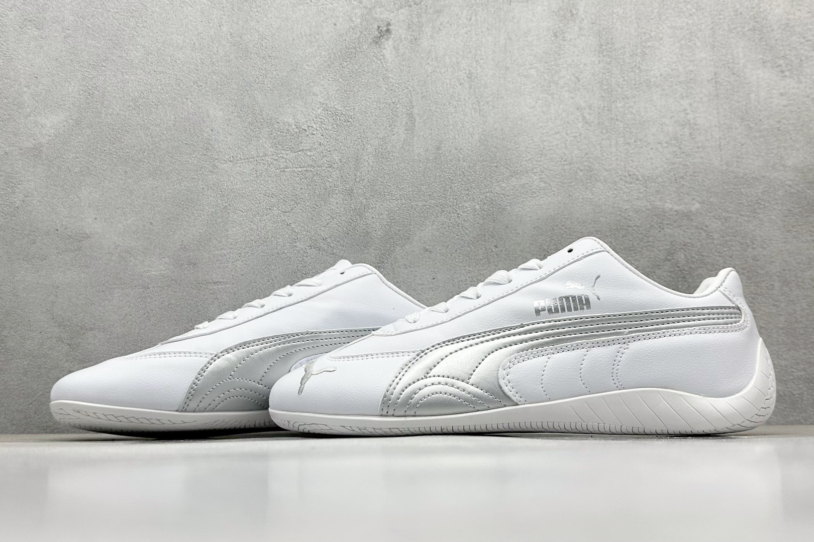 💰160  高性价比版本
【PUM】Puma Speedcet OG  彪马低帮复古运动休闲赛车跑鞋 
以趣味十足又前卫复古的设计引领潮流，将赛道精神融入街头时尚，开启前卫竞速之旅。融入经典配色，主打前卫复古风。鞋款的鞋侧以复古的流线造型，缀以经典Logo，巧妙吸睛；麂皮+网眼融合舒适鞋面，赋予了独特的个性美学，演绎赛车的无尽能量。 

货号：398846-01
编码：24