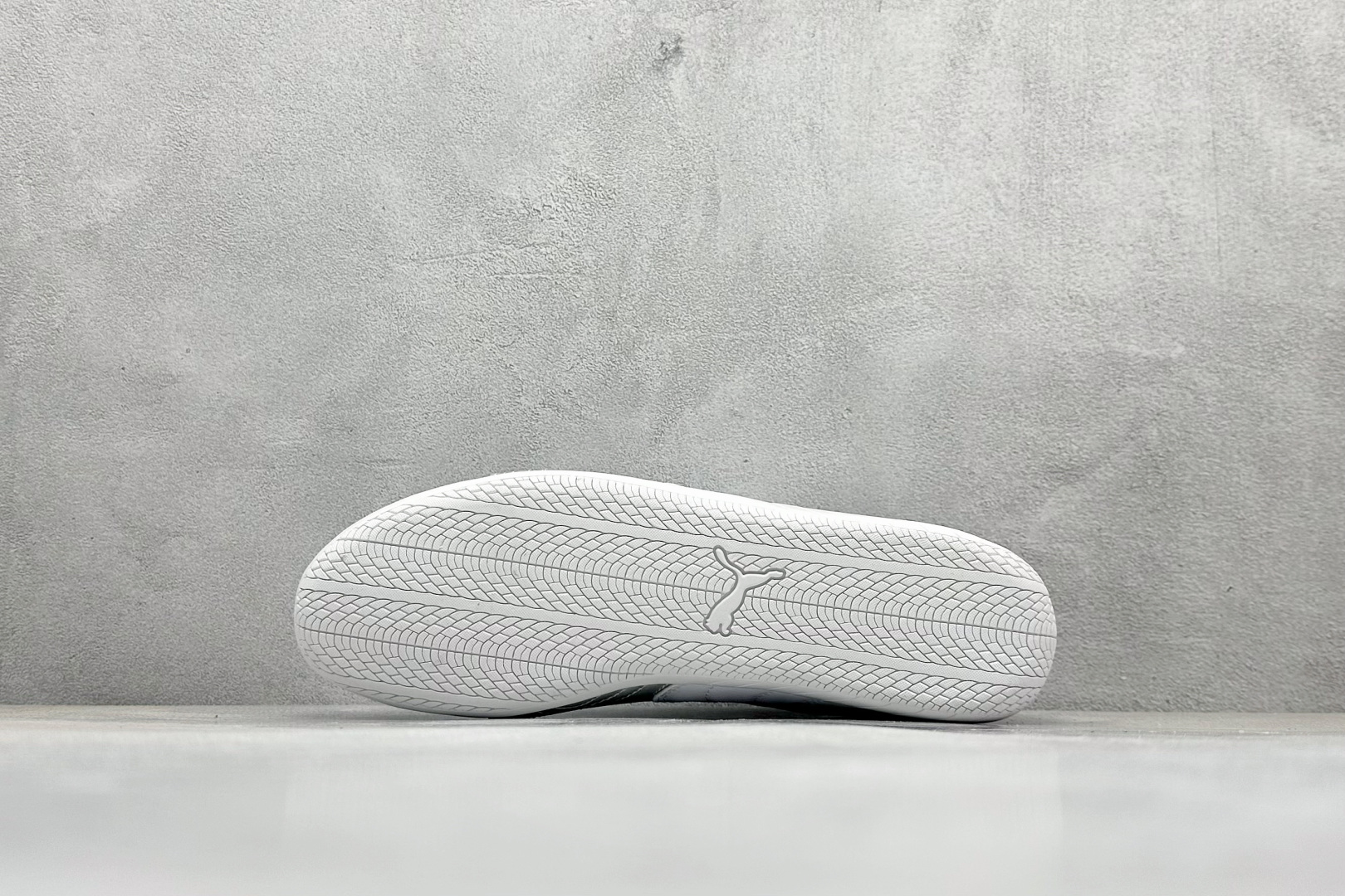 💰160  高性价比版本
【PUM】Puma Speedcet OG  彪马低帮复古运动休闲赛车跑鞋 
以趣味十足又前卫复古的设计引领潮流，将赛道精神融入街头时尚，开启前卫竞速之旅。融入经典配色，主打前卫复古风。鞋款的鞋侧以复古的流线造型，缀以经典Logo，巧妙吸睛；麂皮+网眼融合舒适鞋面，赋予了独特的个性美学，演绎赛车的无尽能量。 

货号：398846-01
编码：24