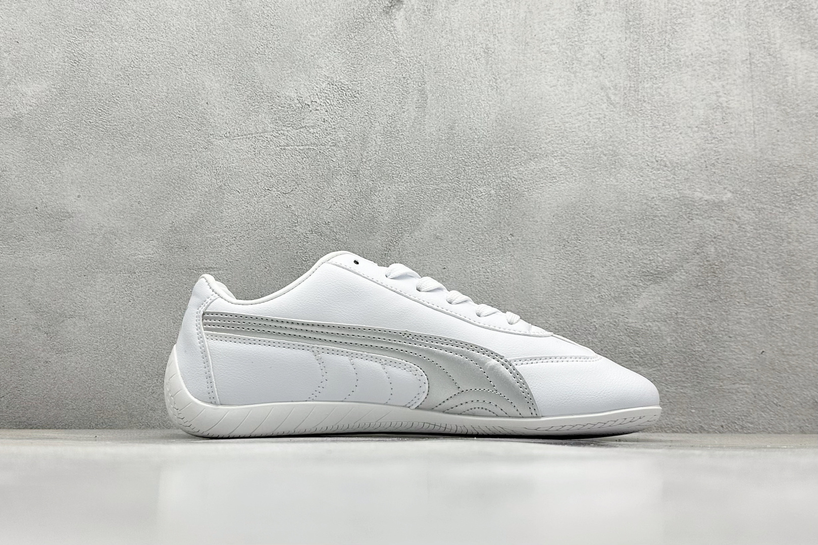 💰160  高性价比版本
【PUM】Puma Speedcet OG  彪马低帮复古运动休闲赛车跑鞋 
以趣味十足又前卫复古的设计引领潮流，将赛道精神融入街头时尚，开启前卫竞速之旅。融入经典配色，主打前卫复古风。鞋款的鞋侧以复古的流线造型，缀以经典Logo，巧妙吸睛；麂皮+网眼融合舒适鞋面，赋予了独特的个性美学，演绎赛车的无尽能量。 

货号：398846-01
编码：24