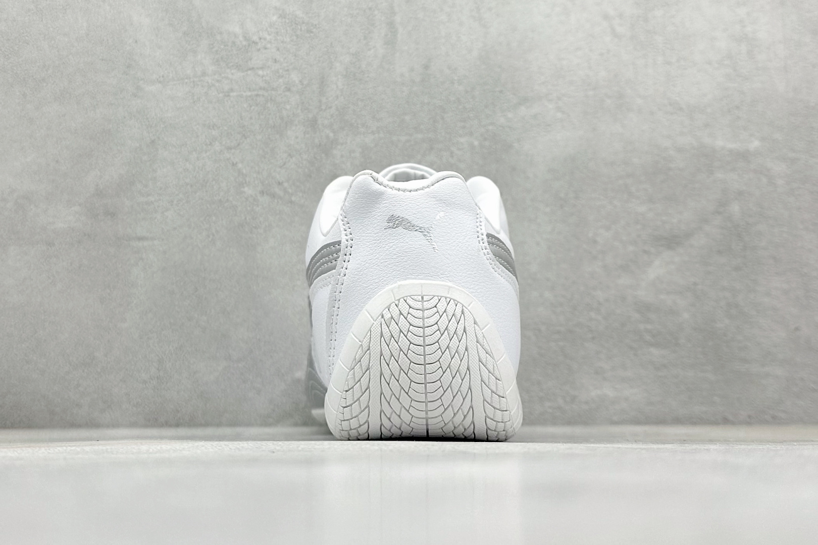 💰160  高性价比版本
【PUM】Puma Speedcet OG  彪马低帮复古运动休闲赛车跑鞋 
以趣味十足又前卫复古的设计引领潮流，将赛道精神融入街头时尚，开启前卫竞速之旅。融入经典配色，主打前卫复古风。鞋款的鞋侧以复古的流线造型，缀以经典Logo，巧妙吸睛；麂皮+网眼融合舒适鞋面，赋予了独特的个性美学，演绎赛车的无尽能量。 

货号：398846-01
编码：24