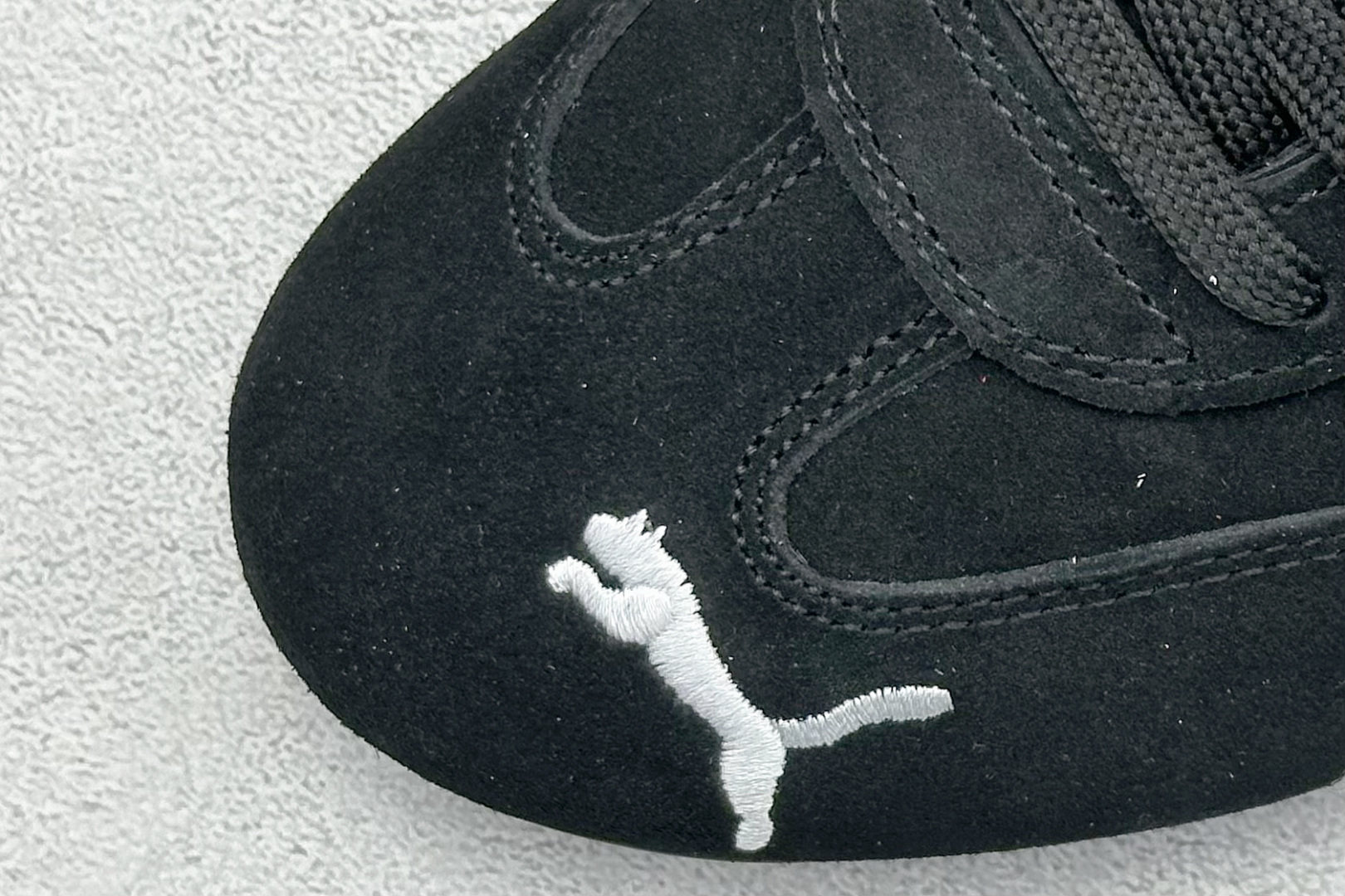 💰160  高性价比版本
【PUM】Puma Speedcet OG  彪马低帮复古运动休闲赛车跑鞋 
以趣味十足又前卫复古的设计引领潮流，将赛道精神融入街头时尚，开启前卫竞速之旅。融入经典配色，主打前卫复古风。鞋款的鞋侧以复古的流线造型，缀以经典Logo，巧妙吸睛；麂皮+网眼融合舒适鞋面，赋予了独特的个性美学，演绎赛车的无尽能量。 

货号：398846-01
编码：24