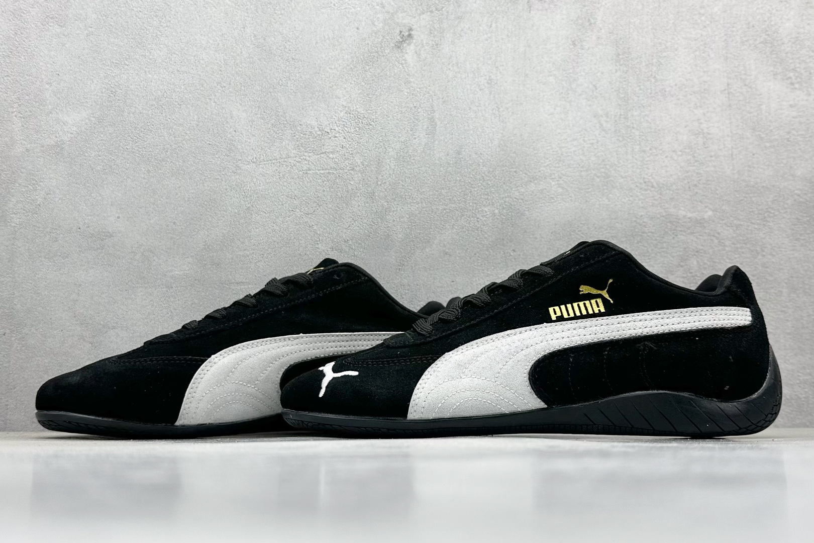 💰160  高性价比版本
【PUM】Puma Speedcet OG  彪马低帮复古运动休闲赛车跑鞋 
以趣味十足又前卫复古的设计引领潮流，将赛道精神融入街头时尚，开启前卫竞速之旅。融入经典配色，主打前卫复古风。鞋款的鞋侧以复古的流线造型，缀以经典Logo，巧妙吸睛；麂皮+网眼融合舒适鞋面，赋予了独特的个性美学，演绎赛车的无尽能量。 

货号：398846-01
编码：24