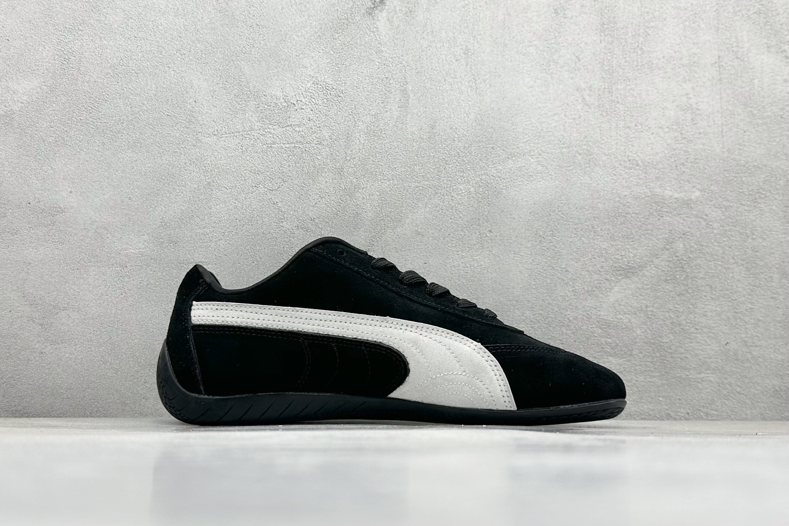💰160  高性价比版本
【PUM】Puma Speedcet OG  彪马低帮复古运动休闲赛车跑鞋 
以趣味十足又前卫复古的设计引领潮流，将赛道精神融入街头时尚，开启前卫竞速之旅。融入经典配色，主打前卫复古风。鞋款的鞋侧以复古的流线造型，缀以经典Logo，巧妙吸睛；麂皮+网眼融合舒适鞋面，赋予了独特的个性美学，演绎赛车的无尽能量。 

货号：398846-01
编码：24