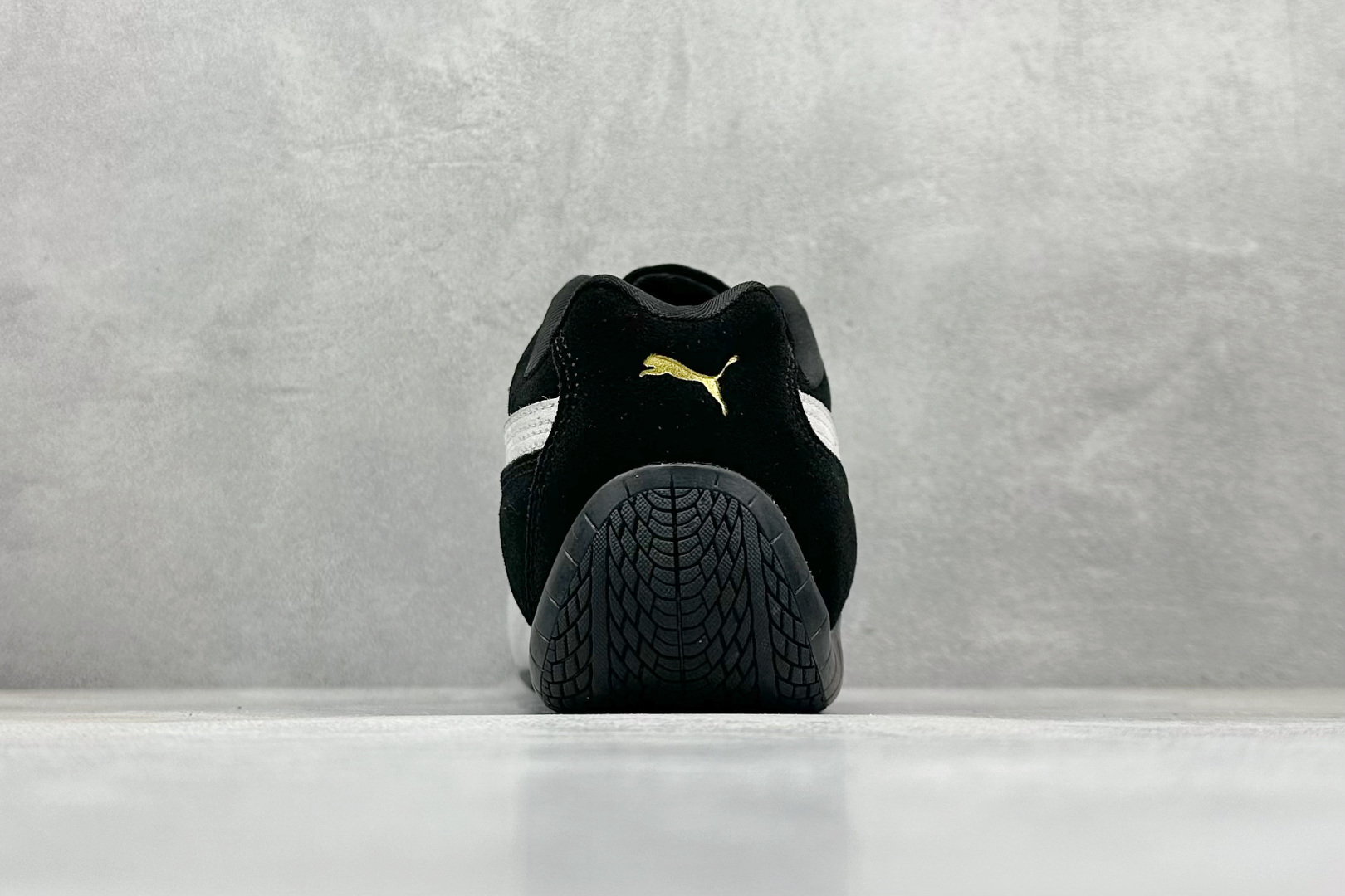 💰160  高性价比版本
【PUM】Puma Speedcet OG  彪马低帮复古运动休闲赛车跑鞋 
以趣味十足又前卫复古的设计引领潮流，将赛道精神融入街头时尚，开启前卫竞速之旅。融入经典配色，主打前卫复古风。鞋款的鞋侧以复古的流线造型，缀以经典Logo，巧妙吸睛；麂皮+网眼融合舒适鞋面，赋予了独特的个性美学，演绎赛车的无尽能量。 

货号：398846-01
编码：24