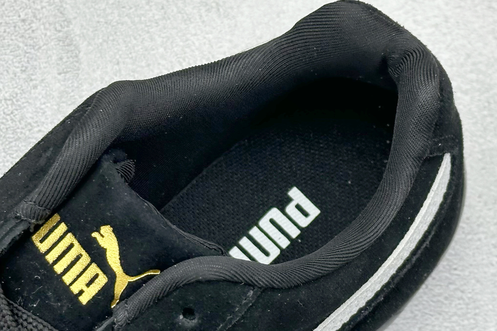 💰160  高性价比版本
【PUM】Puma Speedcet OG  彪马低帮复古运动休闲赛车跑鞋 
以趣味十足又前卫复古的设计引领潮流，将赛道精神融入街头时尚，开启前卫竞速之旅。融入经典配色，主打前卫复古风。鞋款的鞋侧以复古的流线造型，缀以经典Logo，巧妙吸睛；麂皮+网眼融合舒适鞋面，赋予了独特的个性美学，演绎赛车的无尽能量。 

货号：398846-01
编码：24