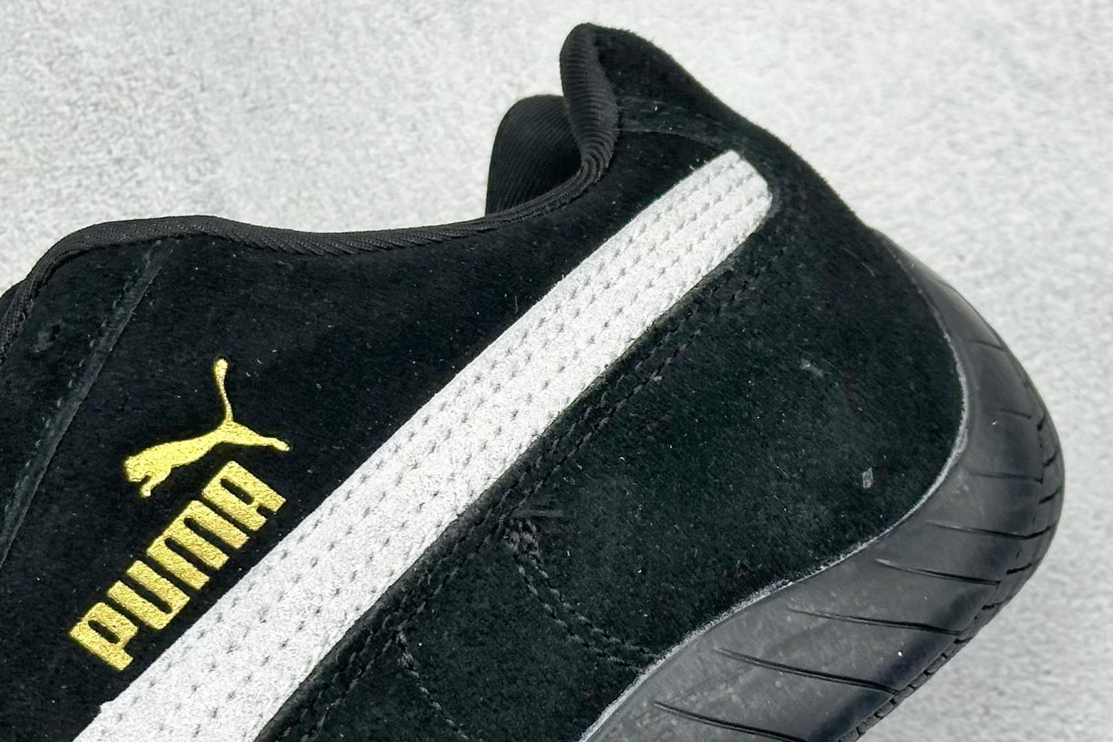 💰160  高性价比版本
【PUM】Puma Speedcet OG  彪马低帮复古运动休闲赛车跑鞋 
以趣味十足又前卫复古的设计引领潮流，将赛道精神融入街头时尚，开启前卫竞速之旅。融入经典配色，主打前卫复古风。鞋款的鞋侧以复古的流线造型，缀以经典Logo，巧妙吸睛；麂皮+网眼融合舒适鞋面，赋予了独特的个性美学，演绎赛车的无尽能量。 

货号：398846-01
编码：24