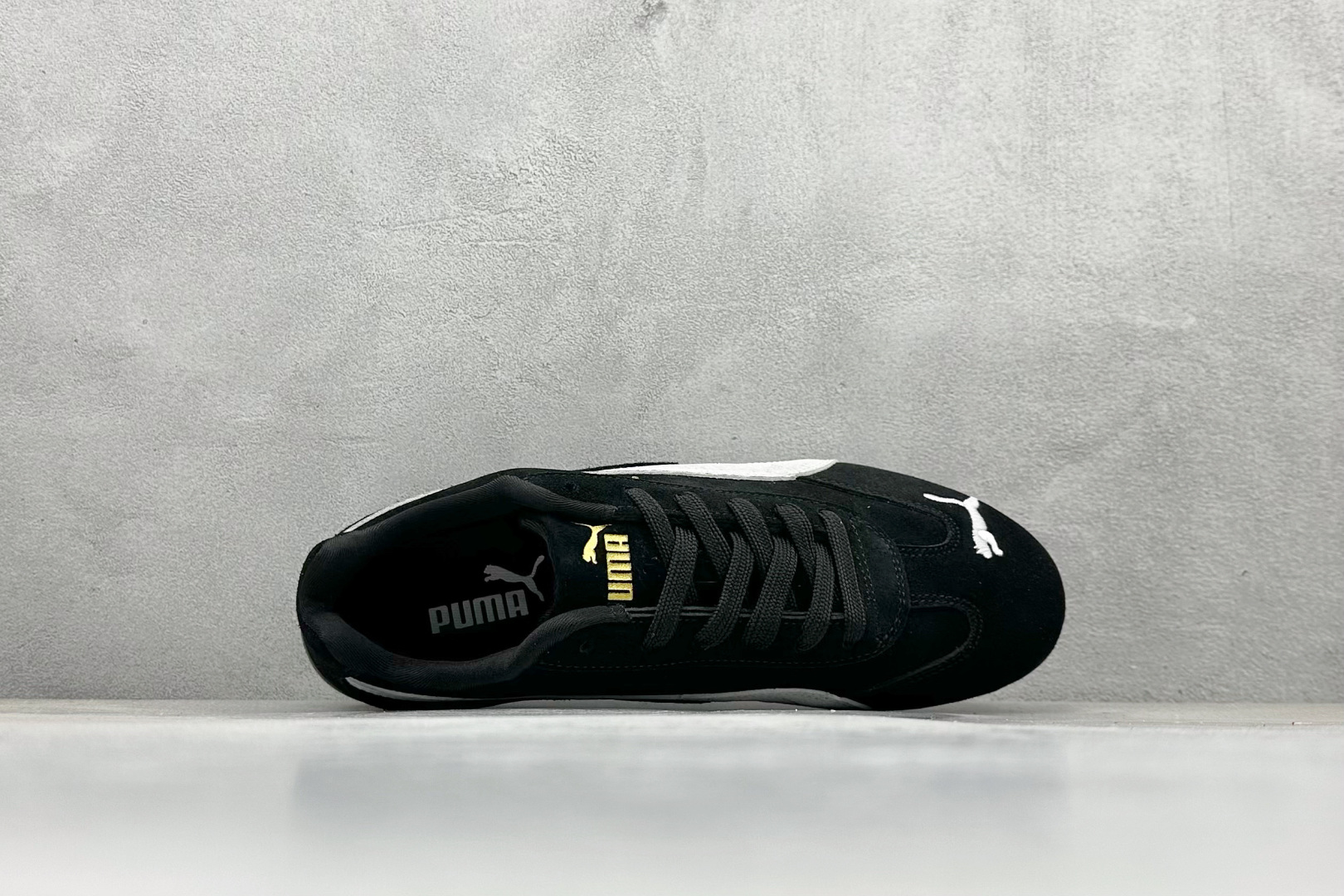 💰160  高性价比版本
【PUM】Puma Speedcet OG  彪马低帮复古运动休闲赛车跑鞋 
以趣味十足又前卫复古的设计引领潮流，将赛道精神融入街头时尚，开启前卫竞速之旅。融入经典配色，主打前卫复古风。鞋款的鞋侧以复古的流线造型，缀以经典Logo，巧妙吸睛；麂皮+网眼融合舒适鞋面，赋予了独特的个性美学，演绎赛车的无尽能量。 

货号：398846-01
编码：24