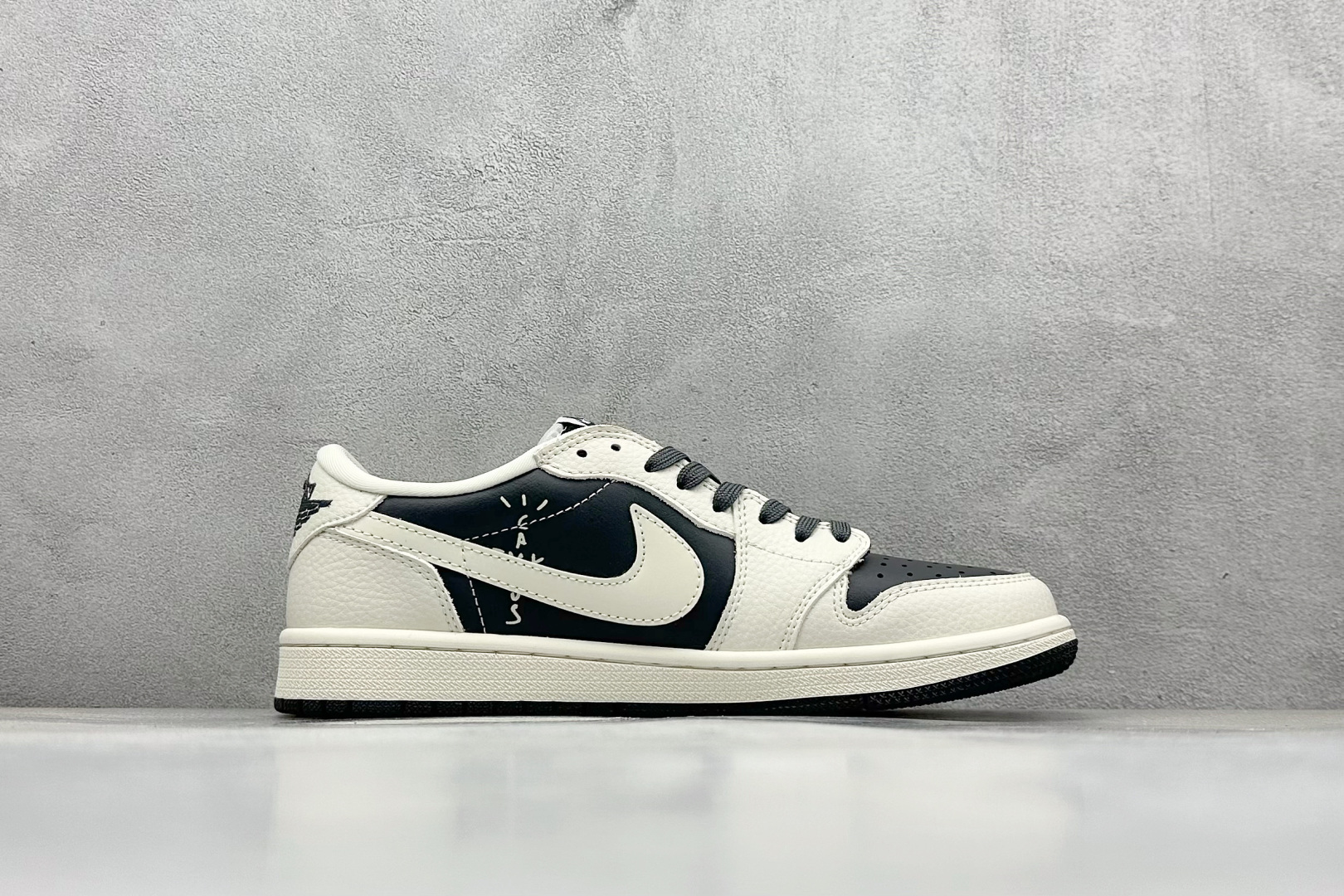 XC版Travis Scott x Fragment Design x Air Jordan 1 Low SP AJ1 乔1 巴黎世家联名 米白黑印花 低帮文化休闲板鞋 LD2025-019