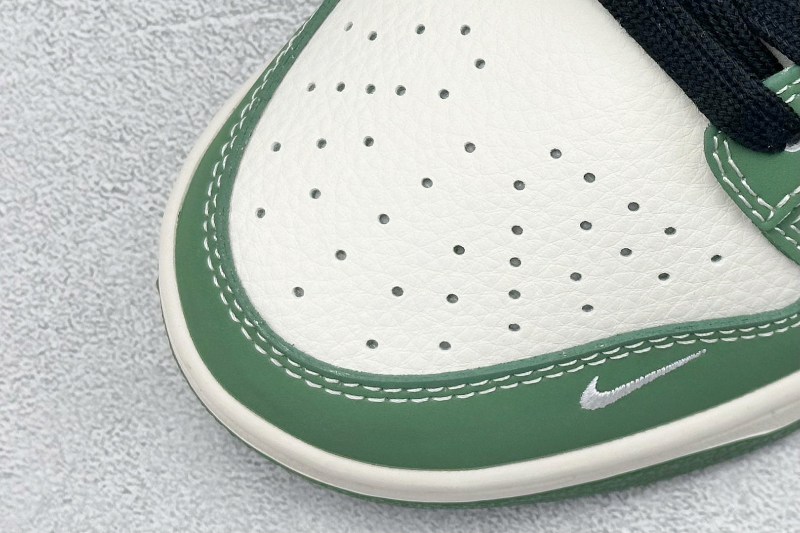 Nike SB Dunk Low x GUCCI 绿白小勾 XD1588-213