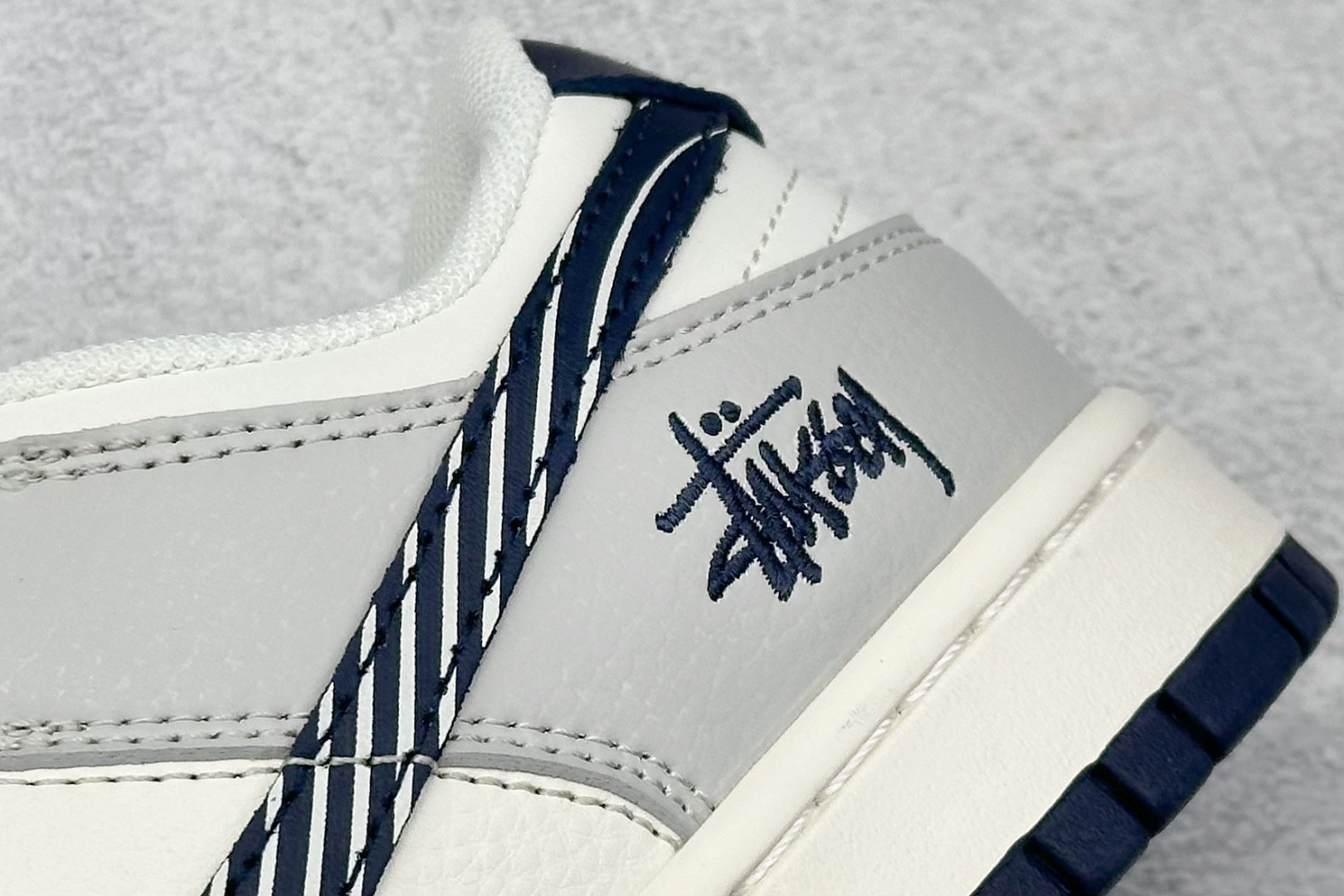 Nike SB Dunk Low x Stussy 灰白小勾 XF8698-083