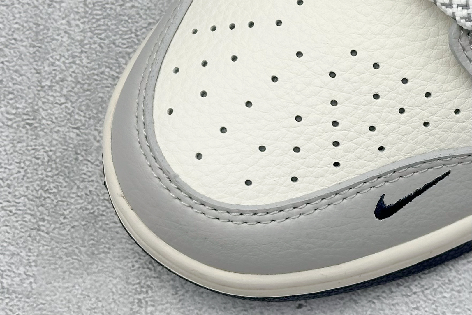 Nike SB Dunk Low x Stussy 灰白小勾 XF8698-083