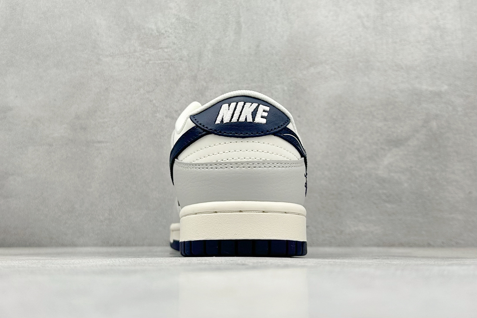 Nike SB Dunk Low x Stussy 灰白小勾 XF8698-083