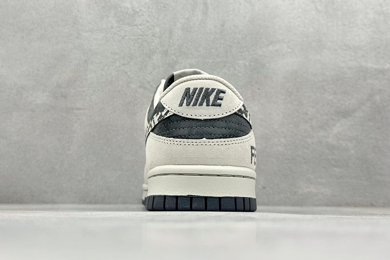 XC版Nk SB Dunk Low 芬迪联名 老花勾 周年高端定制 低帮休闲板鞋 DJ2024-046