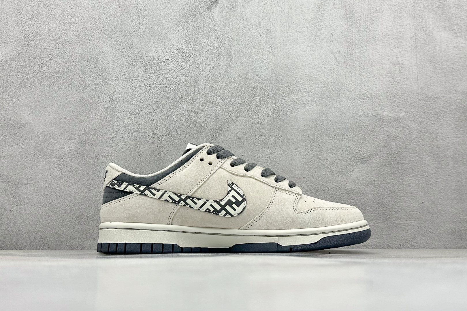 XC版Nk SB Dunk Low 芬迪联名 老花勾 周年高端定制 低帮休闲板鞋 DJ2024-046