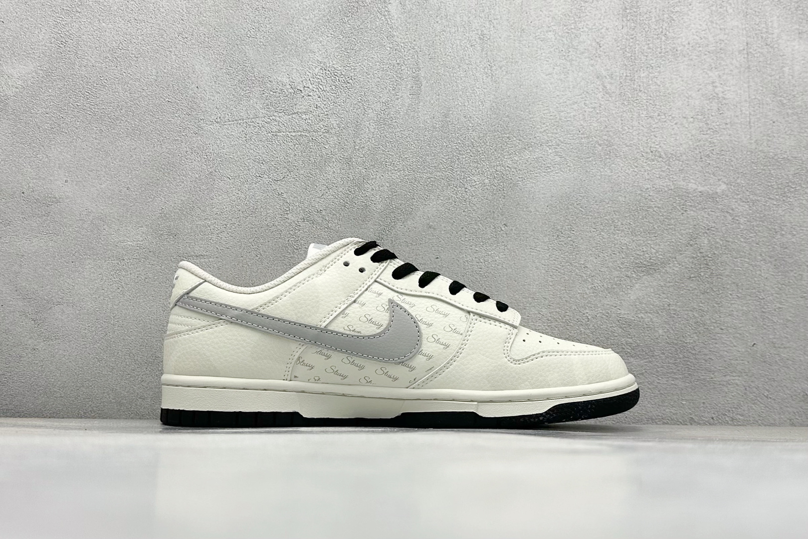 XC版 Nk SB Dunk Low 斯图西联名 弹幕刺绣灰勾 周年高端定制 低帮休闲板鞋 DJ2024-054