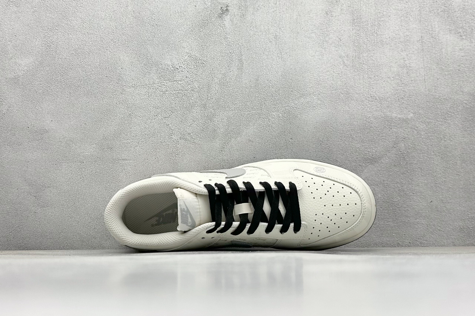 XC版 Nk SB Dunk Low 斯图西联名 弹幕刺绣灰勾 周年高端定制 低帮休闲板鞋 DJ2024-054