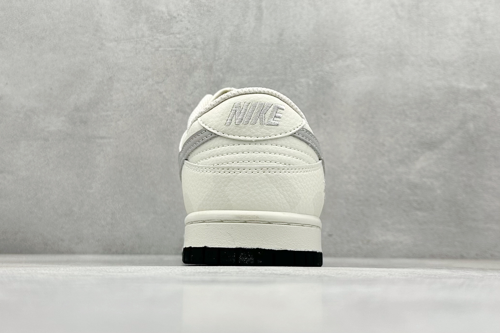 XC版 Nk SB Dunk Low 斯图西联名 弹幕刺绣灰勾 周年高端定制 低帮休闲板鞋 DJ2024-054