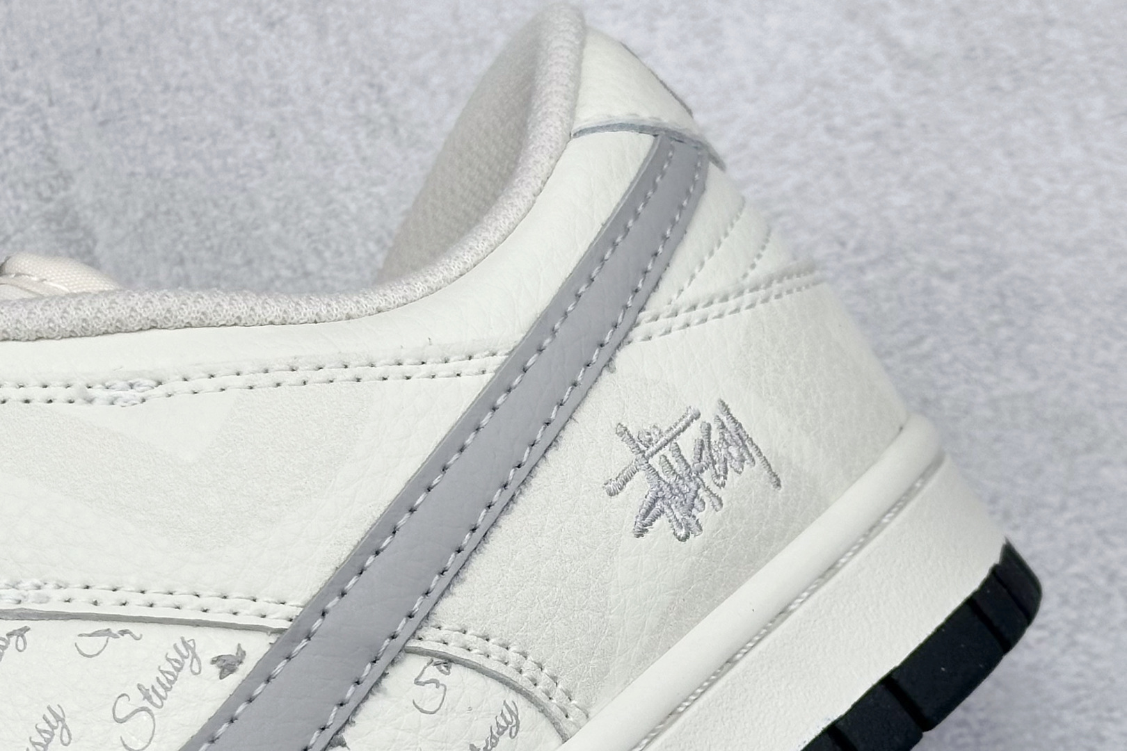 XC版 Nk SB Dunk Low 斯图西联名 弹幕刺绣灰勾 周年高端定制 低帮休闲板鞋 DJ2024-054