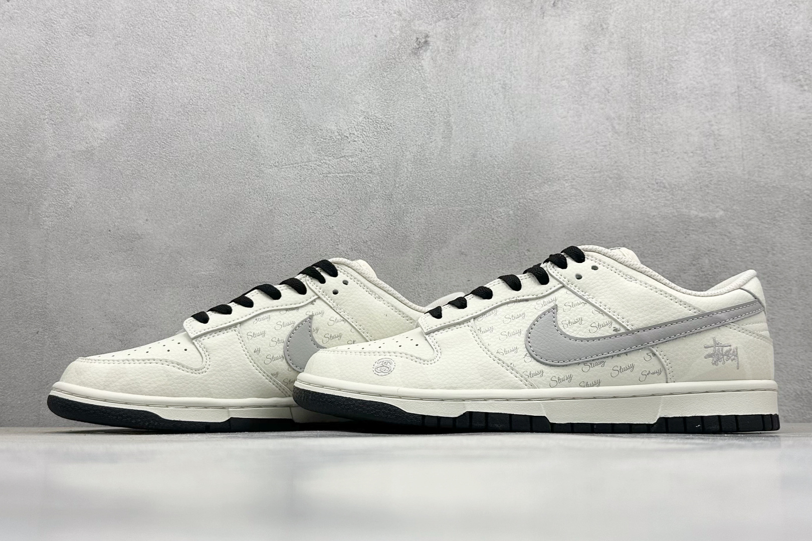 XC版 Nk SB Dunk Low 斯图西联名 弹幕刺绣灰勾 周年高端定制 低帮休闲板鞋 DJ2024-054