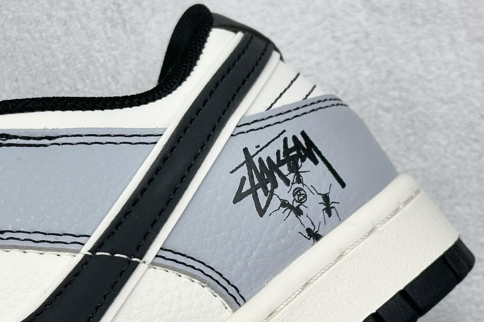 XC版Nike SB Dunk Low 斯图西联名 灰黑勾 周年高端定制 低帮休闲板鞋 XS6089-596