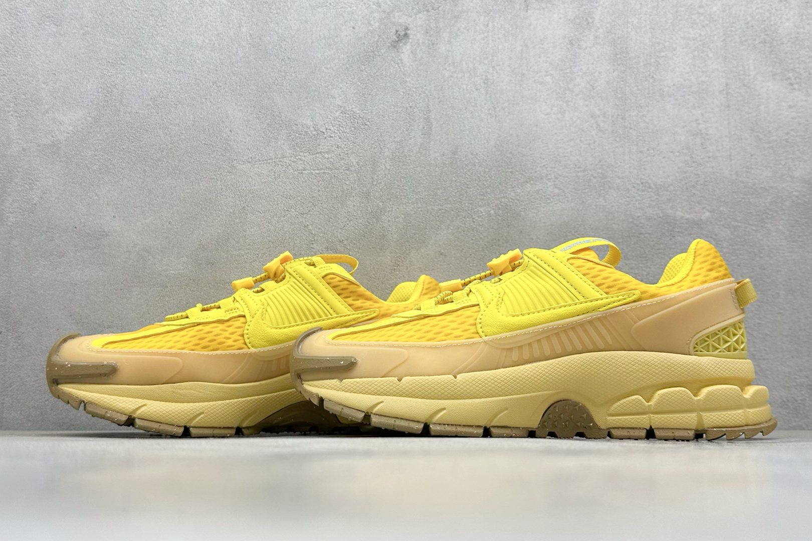 Nike Zoom Vomero Roam 马拉松复古五代休闲运动慢跑鞋 HJ4646-700