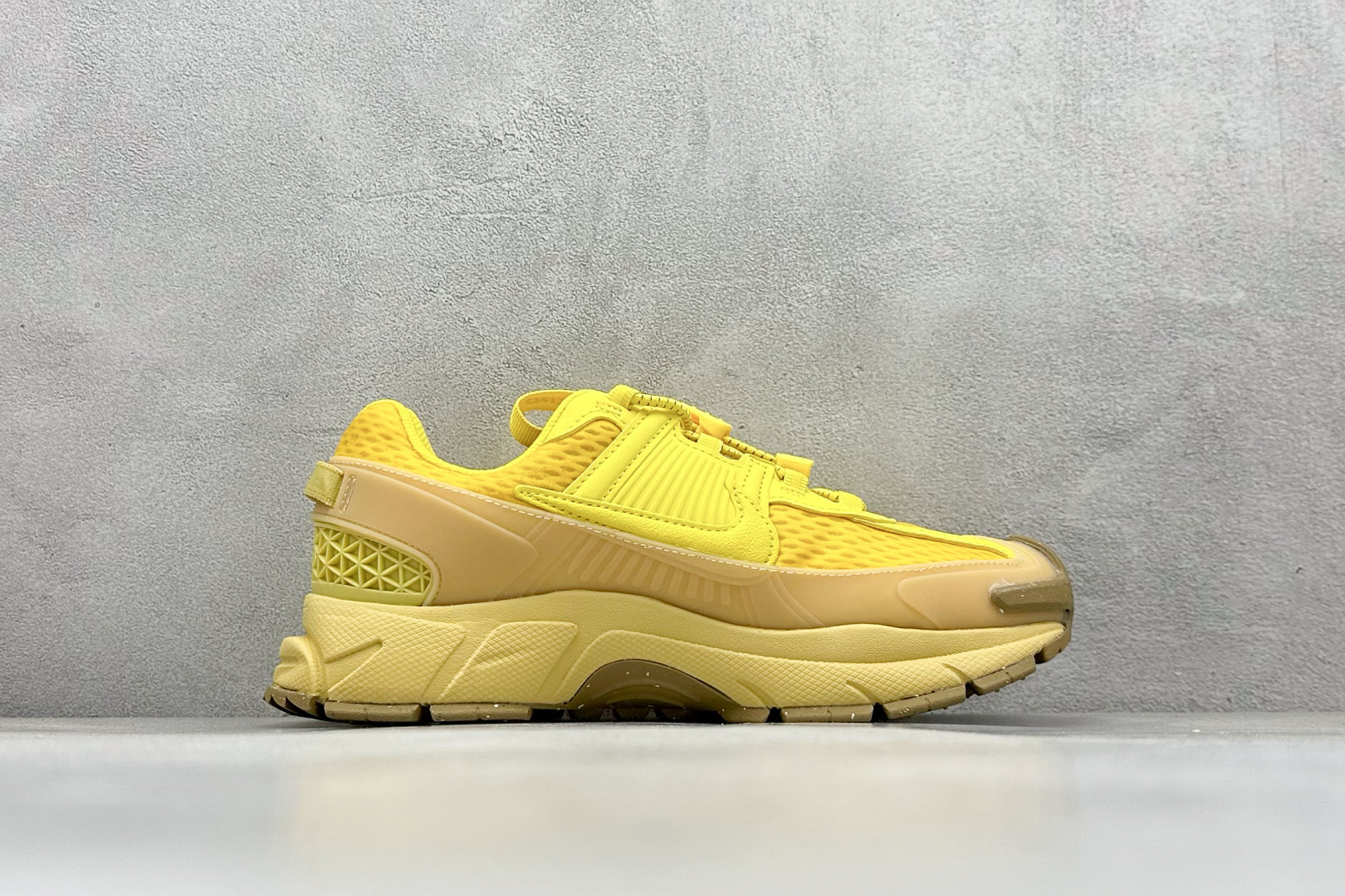 Nike Zoom Vomero Roam 马拉松复古五代休闲运动慢跑鞋 HJ4646-700