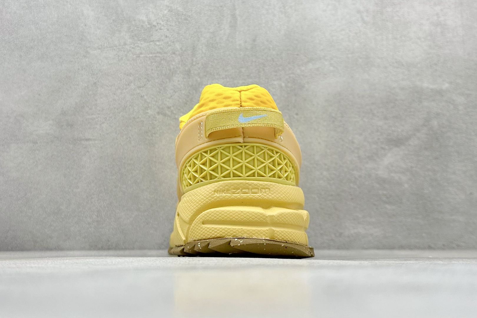 Nike Zoom Vomero Roam 马拉松复古五代休闲运动慢跑鞋 HJ4646-700