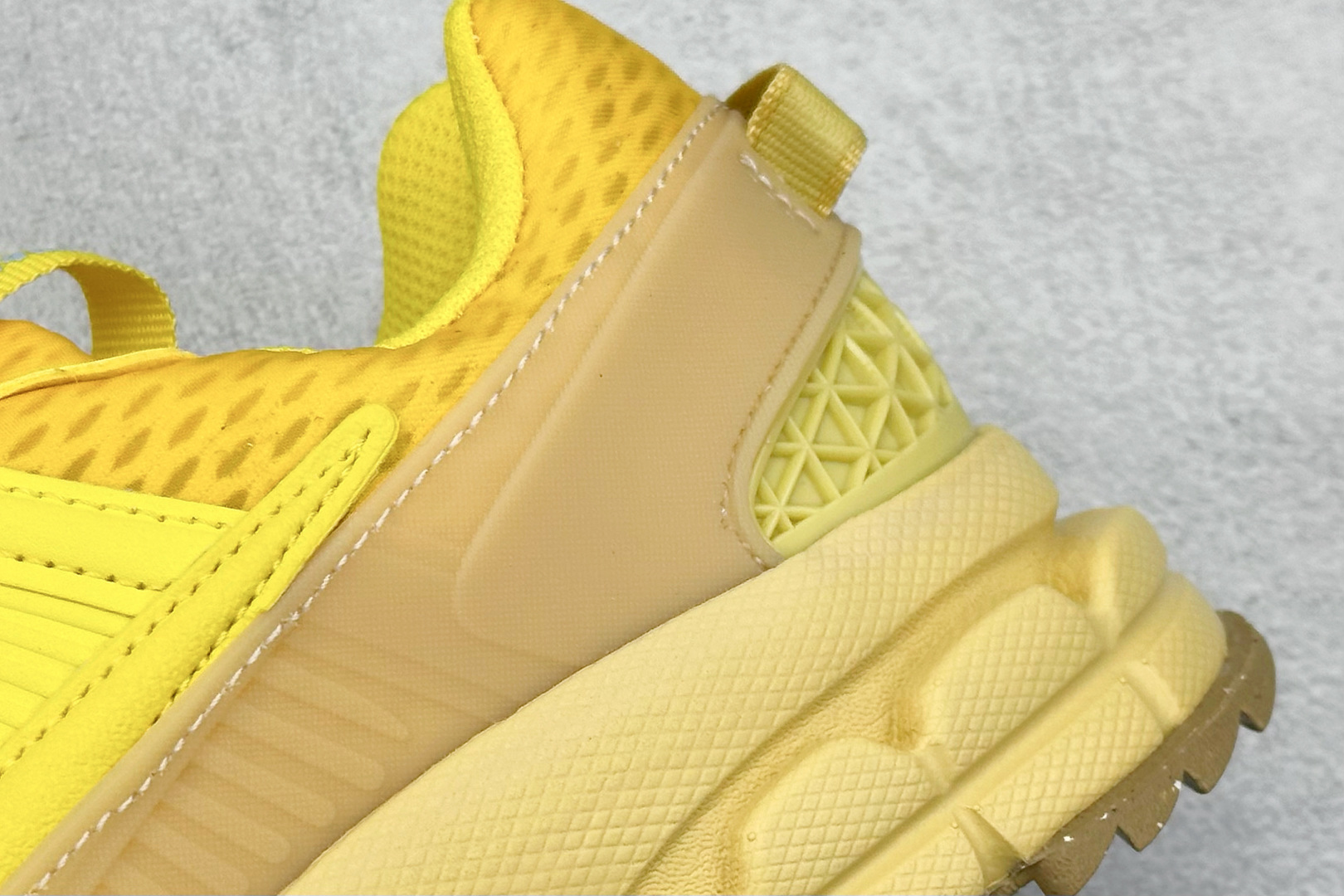 Nike Zoom Vomero Roam 马拉松复古五代休闲运动慢跑鞋 HJ4646-700