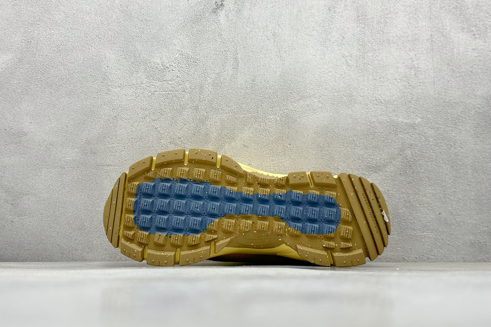 Nike Zoom Vomero Roam 马拉松复古五代休闲运动慢跑鞋 HJ4646-700