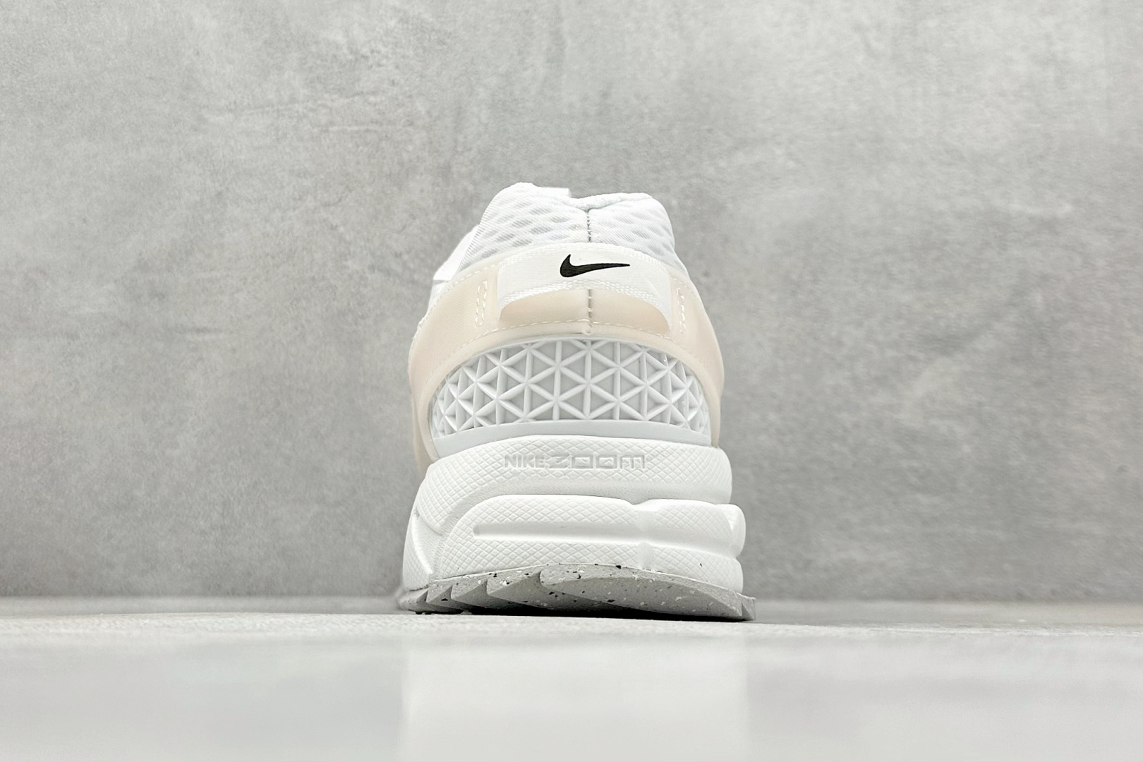 Nike Zoom Vomero Roam 马拉松复古五代休闲运动慢跑鞋 HJ4646-100