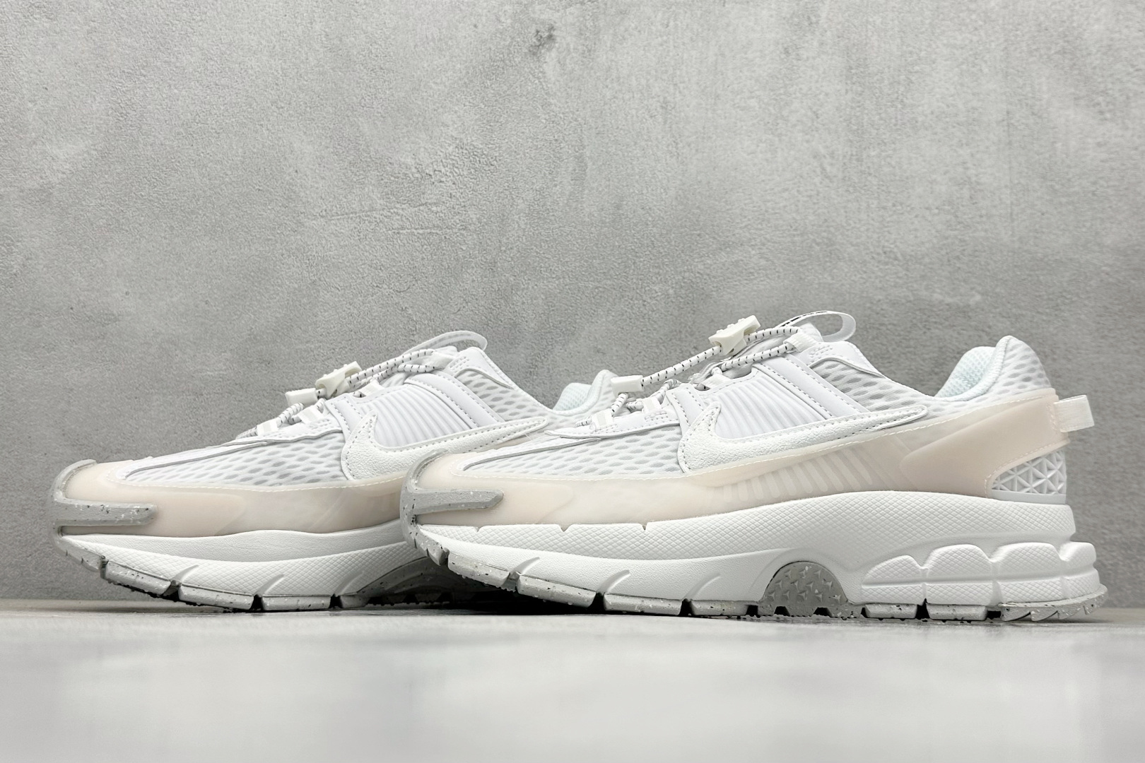 Nike Zoom Vomero Roam 马拉松复古五代休闲运动慢跑鞋 HJ4646-100