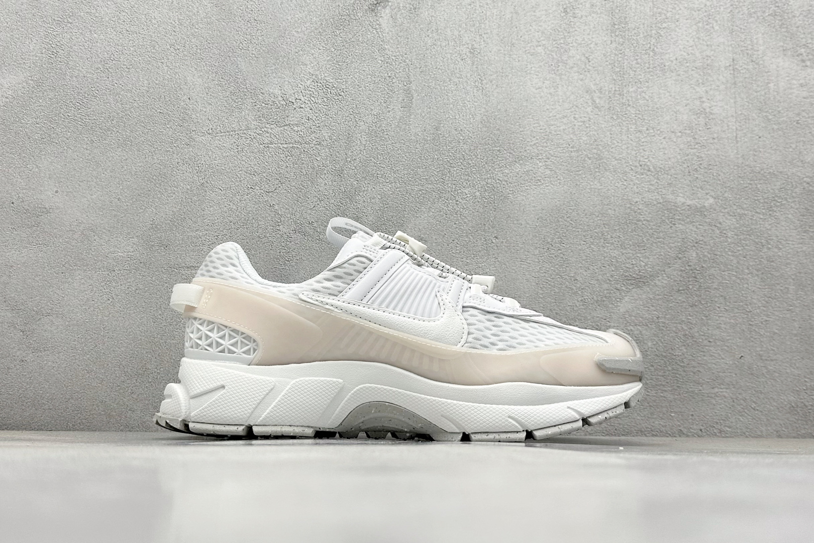 Nike Zoom Vomero Roam 马拉松复古五代休闲运动慢跑鞋 HJ4646-100