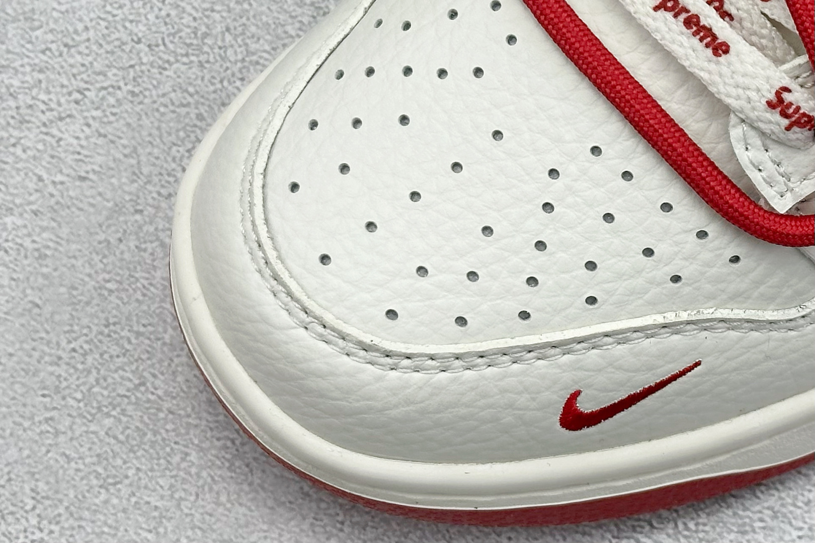 Nike SB Dunk Low x Supreme 白红小勾绑带 FX1588-401