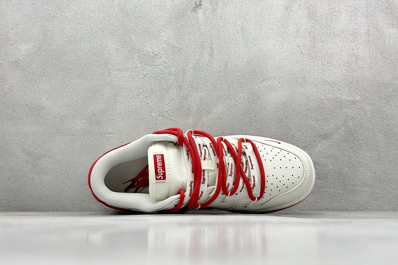 Nike SB Dunk Low x Supreme 白红小勾绑带 FX1588-401