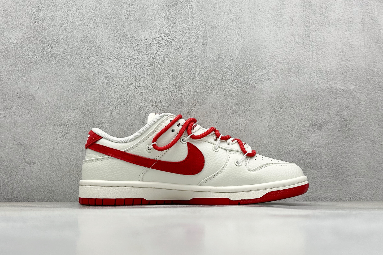 Nike SB Dunk Low x Supreme 白红小勾绑带 FX1588-401