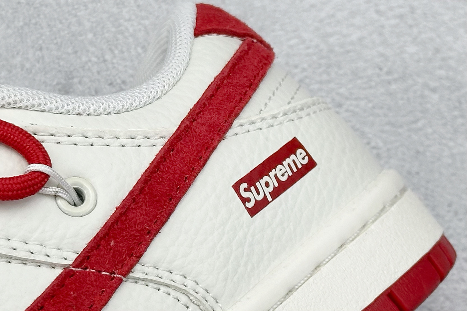 Nike SB Dunk Low x Supreme 白红小勾绑带 FX1588-401